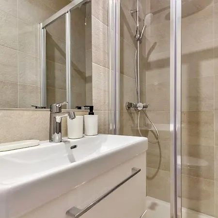 Vallee 2 - Lb - Bright Flat Just Outside Paris Apartamento